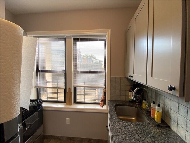 Building Photo - 2 Nicholas St