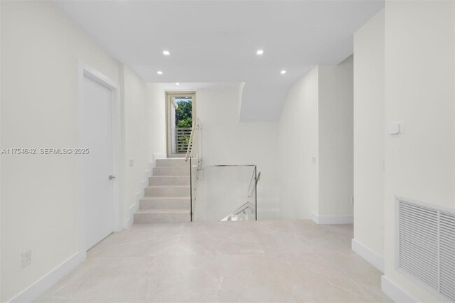 Building Photo - 1201 W 47th St