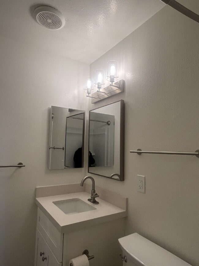 Building Photo - Charming 2-Bedroom Condo with Elegant Upgrades