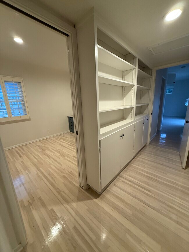 Building Photo - 7822 Bleriot Ave