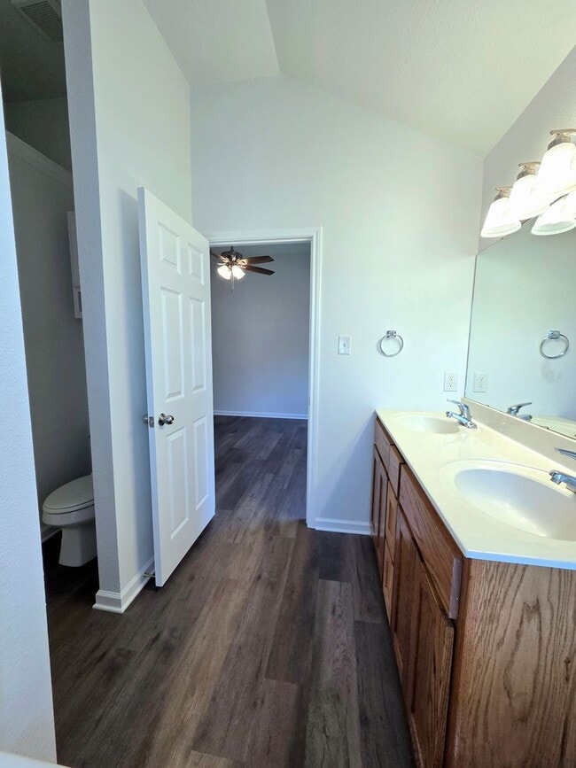 Building Photo - AVAILABLE NOW! - $500 OFF FIRST MONTH