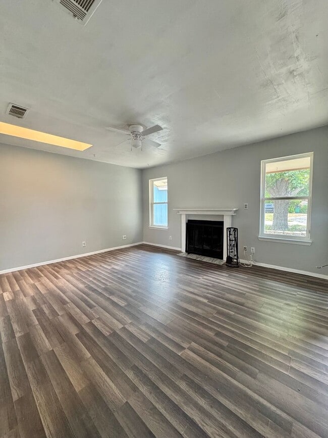 Building Photo - COMING SOON - 3 Bedroom 2 Bathroom Home w/...