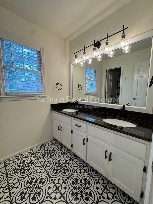 Building Photo - 4007 Shady Cir NW