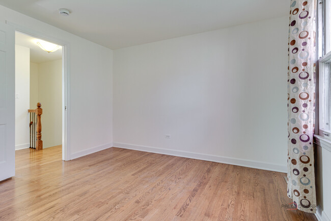 Building Photo - 813 Meadow Ln