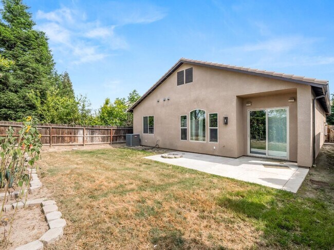 Building Photo - Beautifully Updated 4 Bedroom, 2.5 Bath in North Fresno