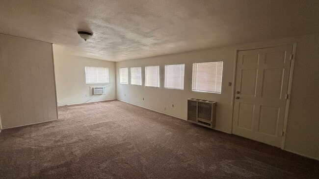 Building Photo - Central Hemet - Three Bedroom, Two Bathroo...