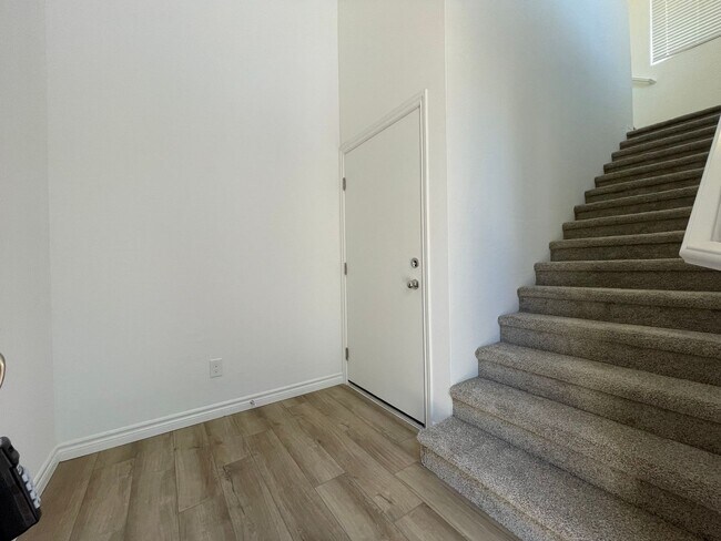 Building Photo - GATED 2 BED 2.5 BATH 2 CAR GARAGE 2 FLOOR TOWNHOUSE IN HENDERSON