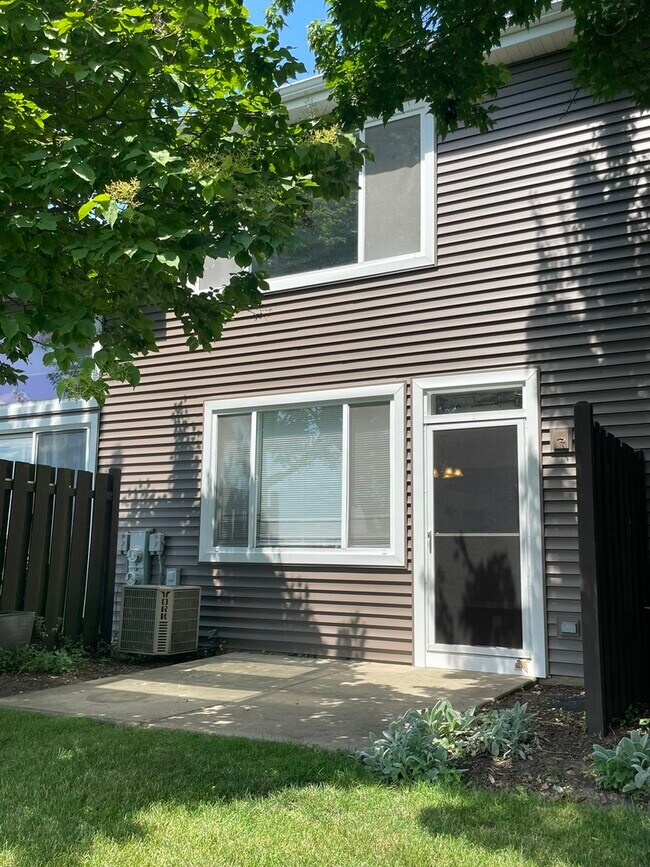 Building Photo - 28 Waverly Ct