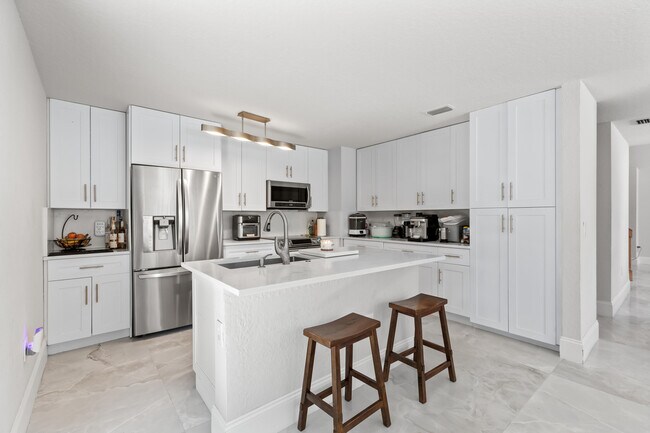 Building Photo - 6805 NW 75th Ct