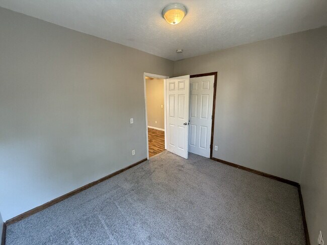 Building Photo - Westside 3 Bedroom Upper Apartment