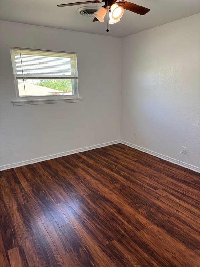 Building Photo - 3/1 in West Lampasas