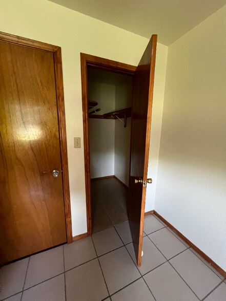 Building Photo - 1000 Wild Rose Ln