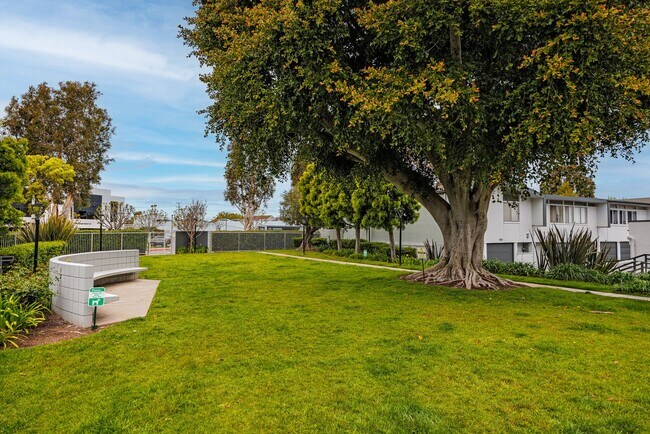 Building Photo - Upgraded Newport Beach Townhouse in Park Lido!