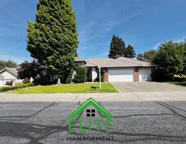Building Photo - **Stunning Custom Home with Solar and Pool...