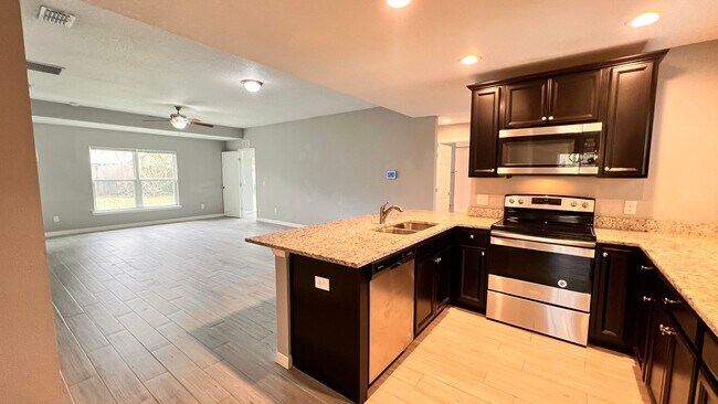 Building Photo - BEAUTIFUL 3/2 w/ office HOME in Deltona!