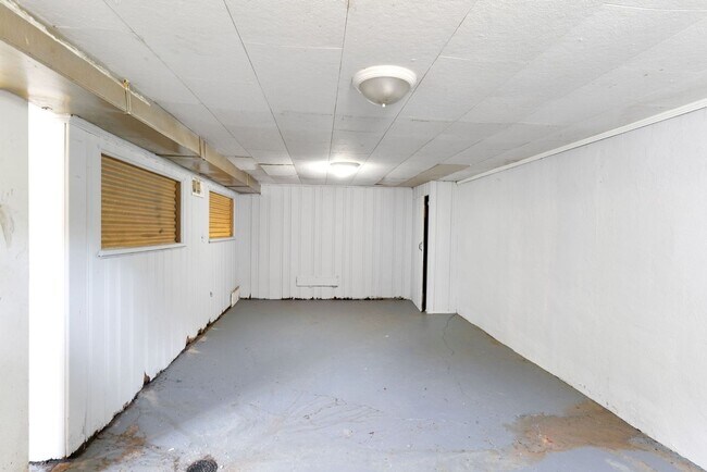 Building Photo - 8135 Bloom Dr