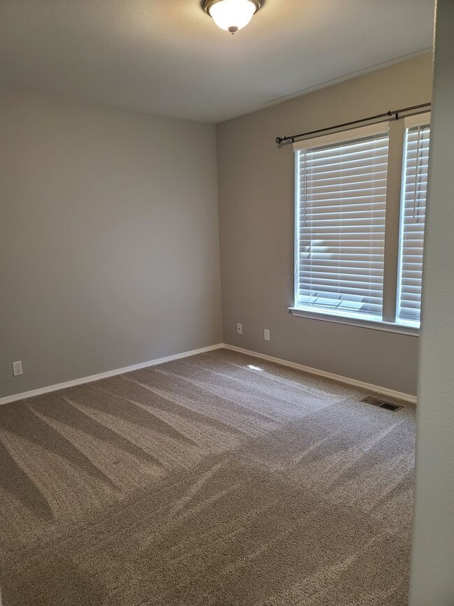 Building Photo - 2056 Doe Dr