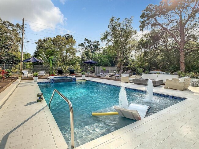 Building Photo - 1851 Royal Oak Pl E