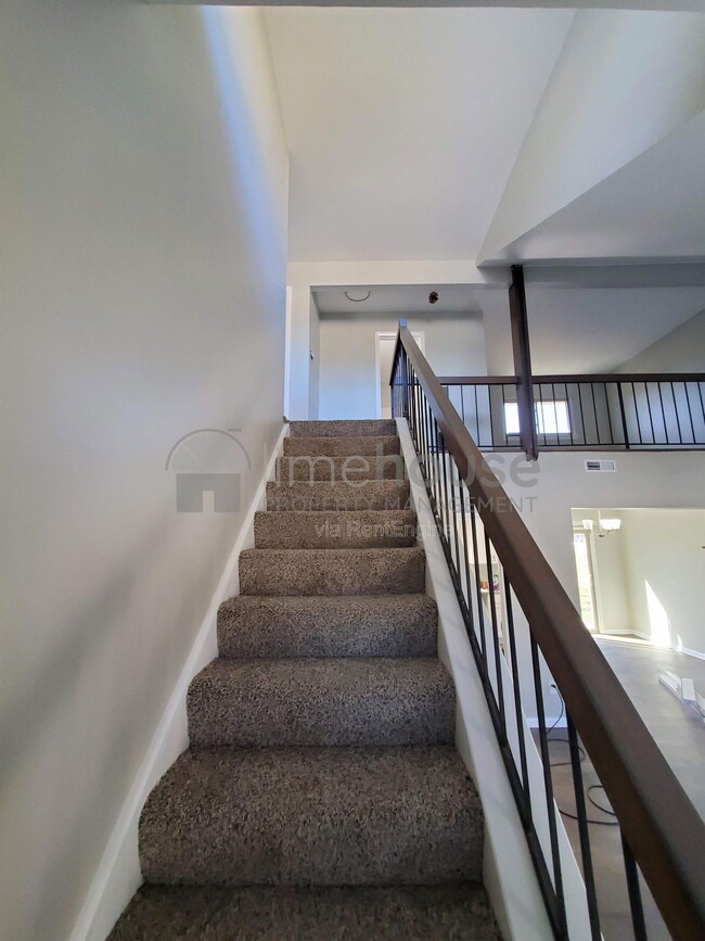 Building Photo - 1553 Beachview Dr