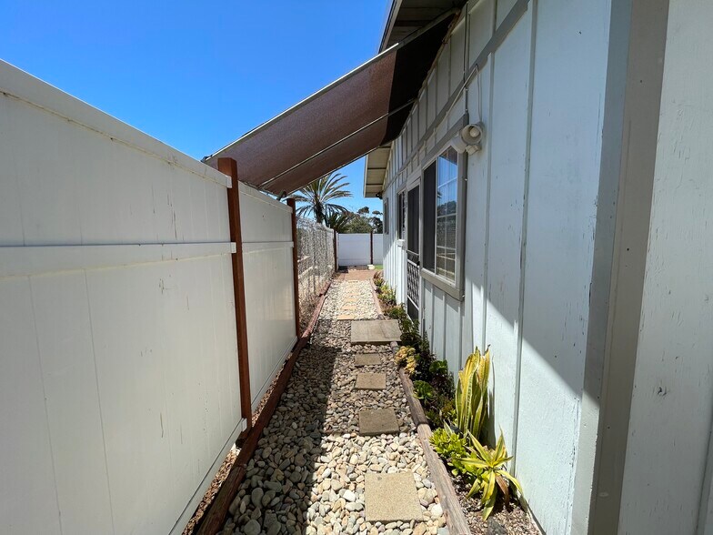 Building Photo - 2347 Pio Pico Dr