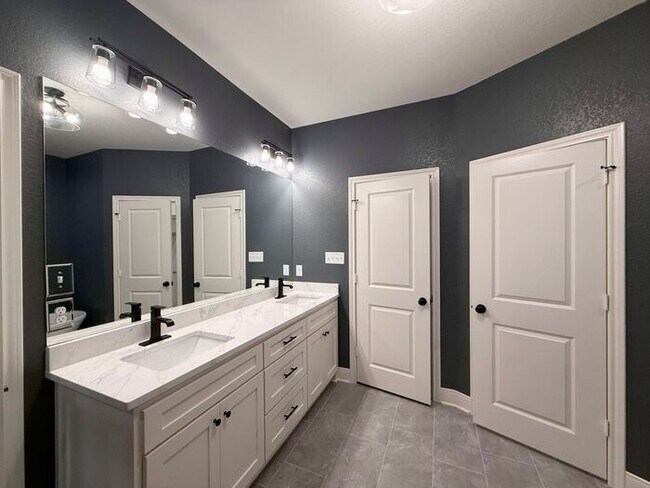 Building Photo - Beautiful and Spacious 3-Bedroom, 2-Bath R...