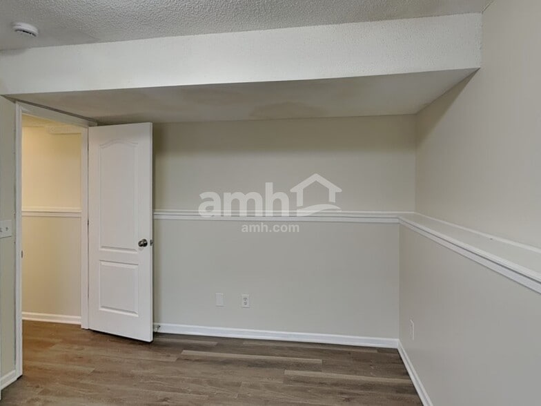 Building Photo - 713 Derby St