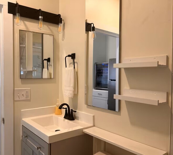 Building Photo - 118 S J St