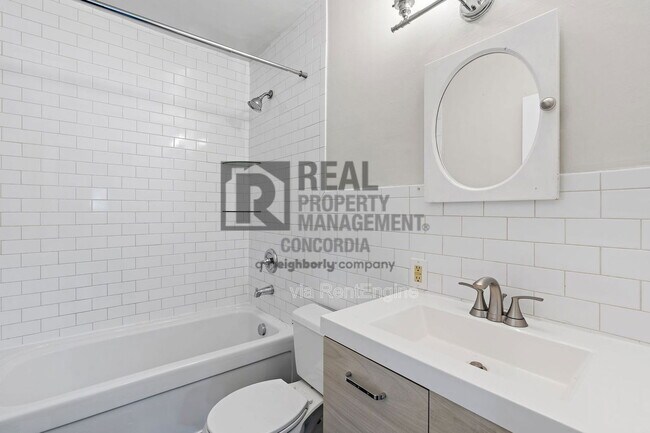 Building Photo - 2009 Oakwood Ave