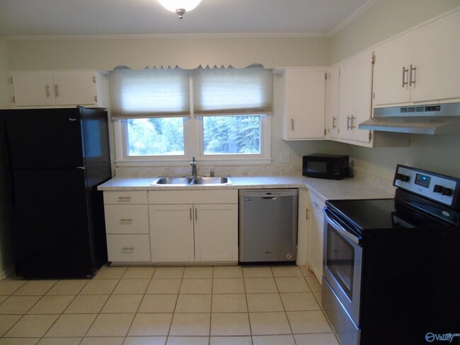 Building Photo - 704 Graycroft Dr SW