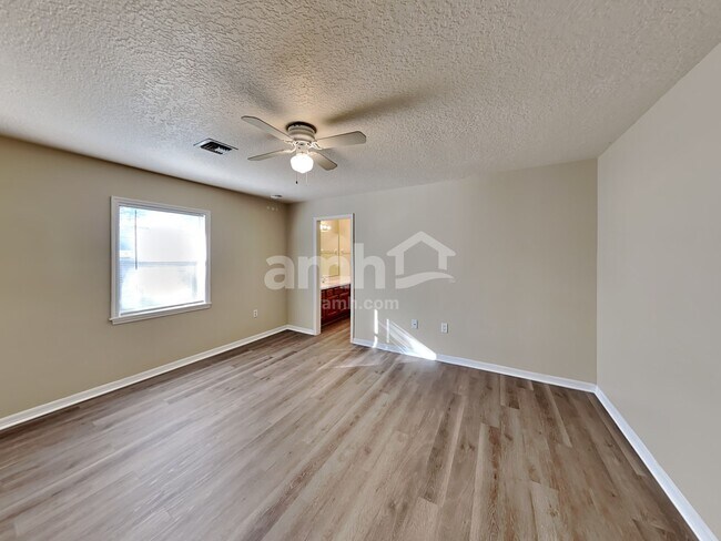 Building Photo - 1004 Lantana Dr