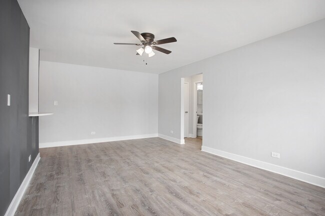 Building Photo - 6826 N Ridge Blvd