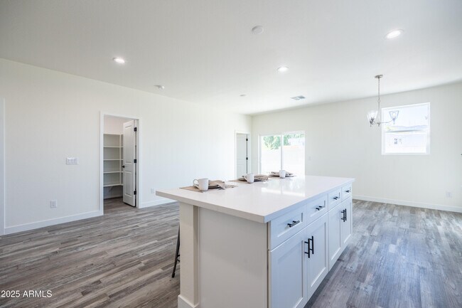 Building Photo - 909 E Desert Ln
