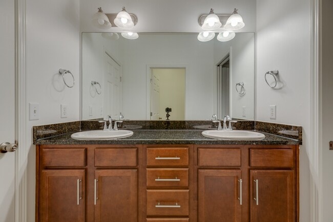 Building Photo - 816 Hillview Heights