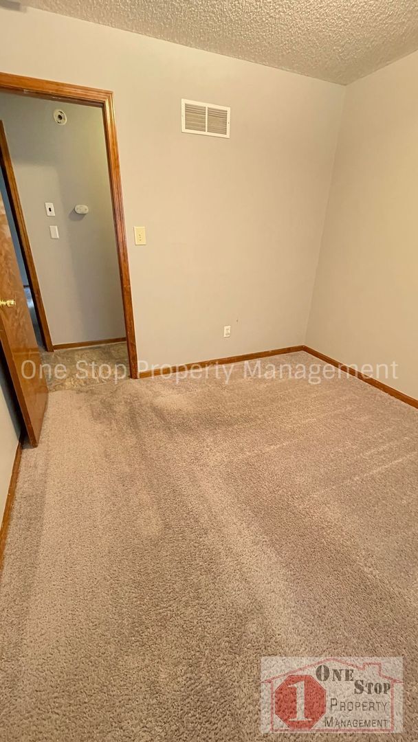 Building Photo - Beautiful 3 bedroom, 2 bathroom home in Le...