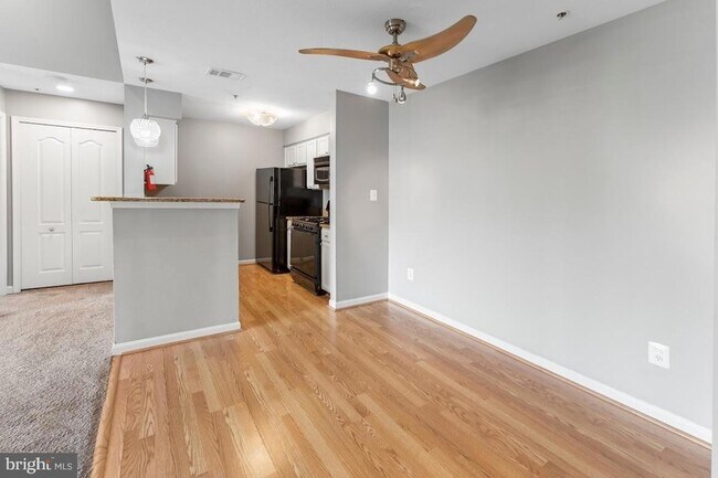 Building Photo - 8921 Town Center Cir