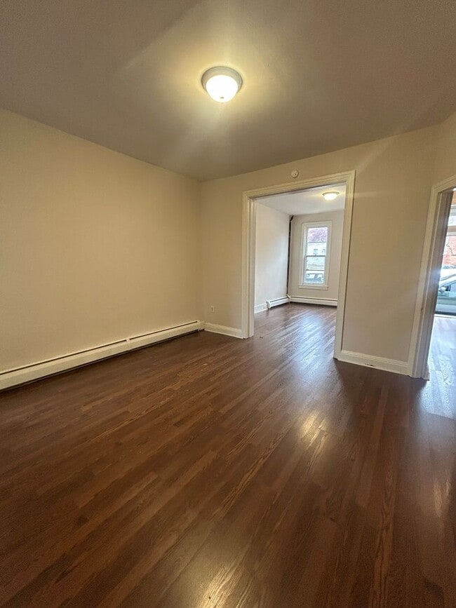 Building Photo - Spacious 4 bedroom in York