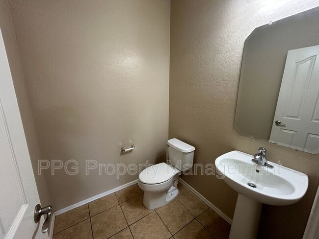 Building Photo - 17931 W Sunnyslope Ln