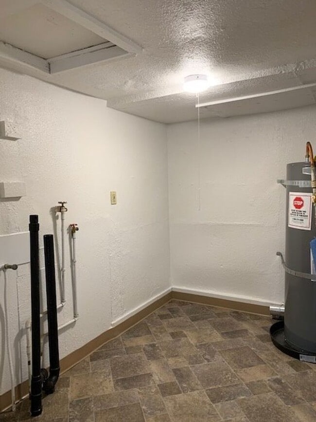 Building Photo - Cute 1 bedroom Cottage on large lot