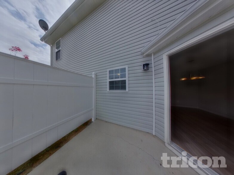 Building Photo - 1703 Mission Oaks St