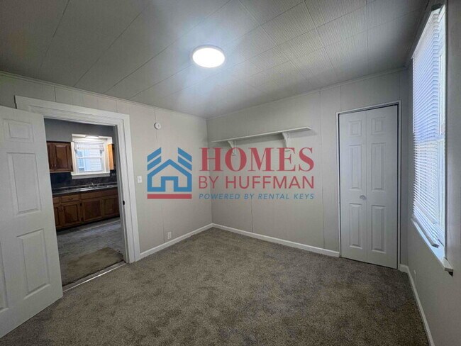 Building Photo - Two Bedroom House | Detached Garage