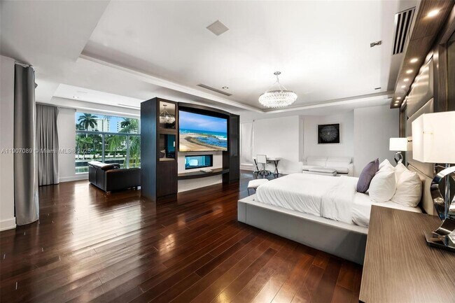 Building Photo - 300 Royal Plaza Dr