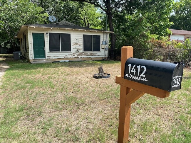Building Photo - 1412 Oakwood Dr