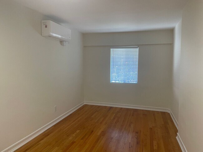Building Photo - Cute 1 Bedroom Unit in PRIME Echo Park!