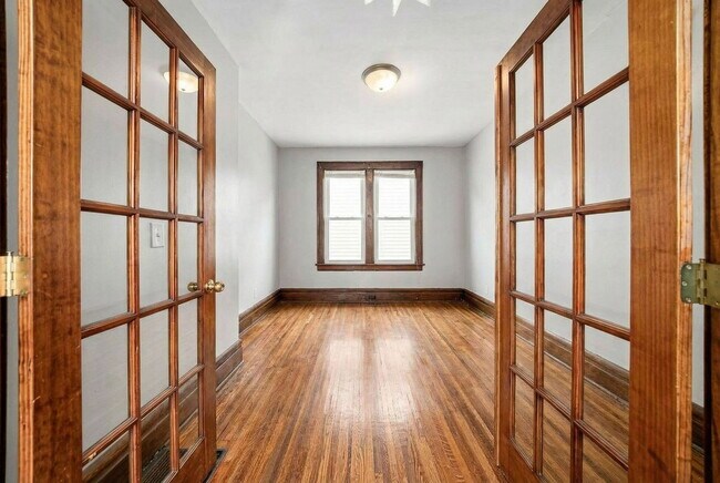 Building Photo - 398 E Northwood Ave