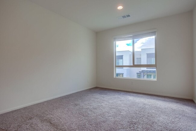 Building Photo - Beautiful 4 Bedroom Townhome! Built in 202...