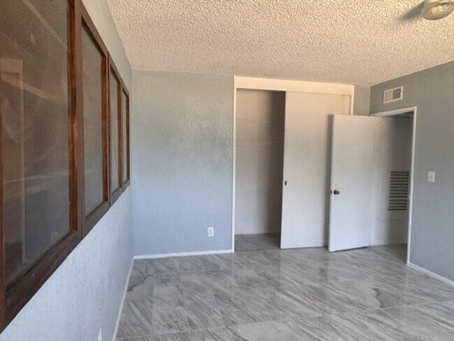 Building Photo - 4 bedroom 2.5 bathroom house in Apple Valley Ca!