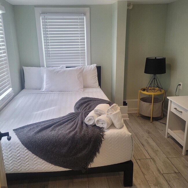 Building Photo - 105 N Windsor Ave