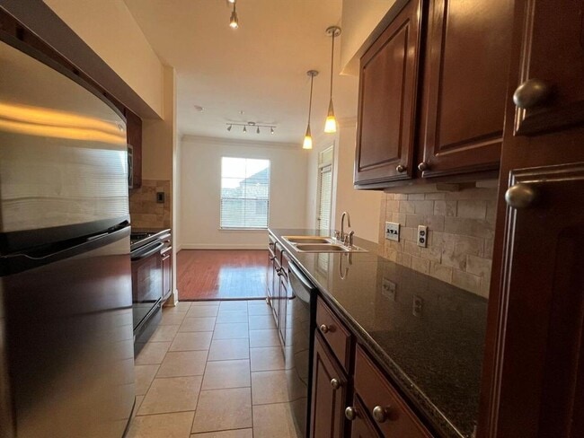 Building Photo - DEAL!! Get $500 off your move-in costs! Valid for new leases with a start date on or before Decem...