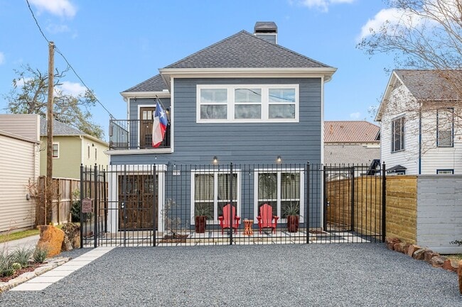 Building Photo - 202 E 7th St