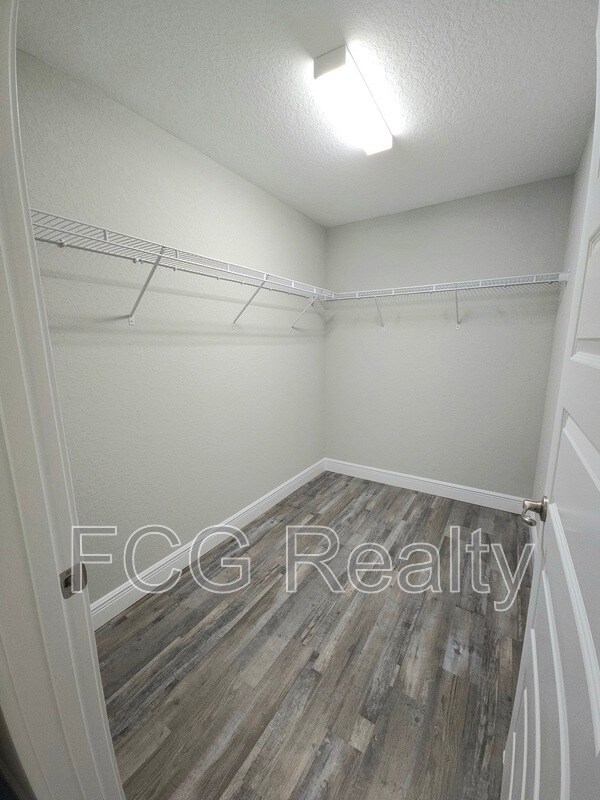 Building Photo - 9 Larch Dr